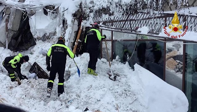 Спасатели нашли выживших в итальянском отеле, на который сошла лавина