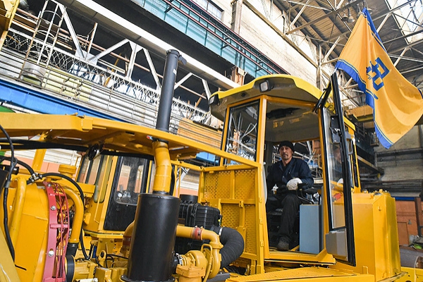 С нового конвейера Челябинского тракторного завода сошли первые машины