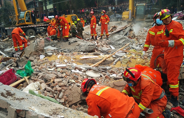 При обрушении жилого дома в Китае погибли семь человек