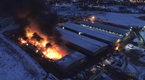 Пожар на строительном рынке в Мытищах тушат более 100 человек