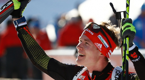Немец Бенедикт Долль выиграл спринт на ЧМ по биатлону в Австрии
