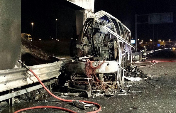 ДТП на севере Италии: сгорел перевозивший детей автобус, погибло 16 человек