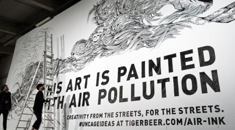 Из загрязняющих воздух веществ художники делают привлекательную рекламу
