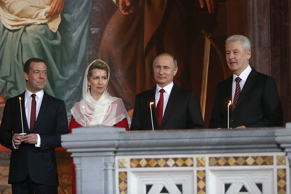 Путин поздравил православных и россиян с Пасхой