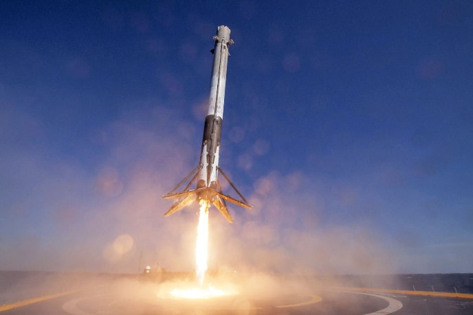 Компания SpaceX совершила исторический прорыв, осуществив повторную посадку ракеты-носителя