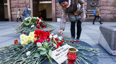 Петербург вспоминает жертв теракта в метро на 40-й день трагедии