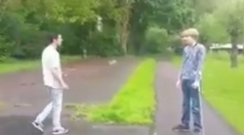 Мигрант избил молодого немца на костылях, пока его приятели снимали видео