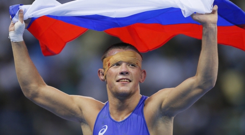 Россиянин Сурков завоевал золото на ЧЕ по греко-римской борьбе