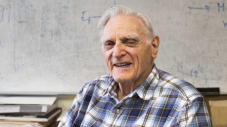 94-летний создатель литий-ионной батареи разработал еще более мощный тип аккумулятора