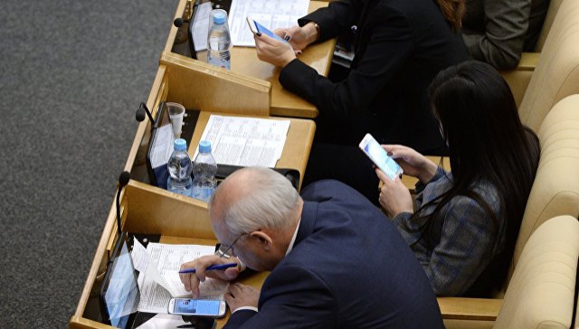 Депутатам запретили приносить телефоны на заседание с участием главы ФСБ