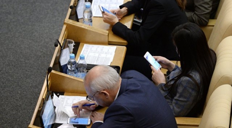 Депутатам запретили приносить телефоны на заседание с участием главы ФСБ