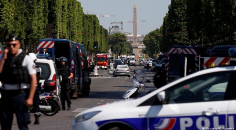 В Париже неизвестный протаранил полицейский автомобиль