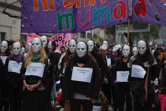 Тысячи аргентинцев вышли в Буэнос-Айресе на марш против насилия в отношении женщин