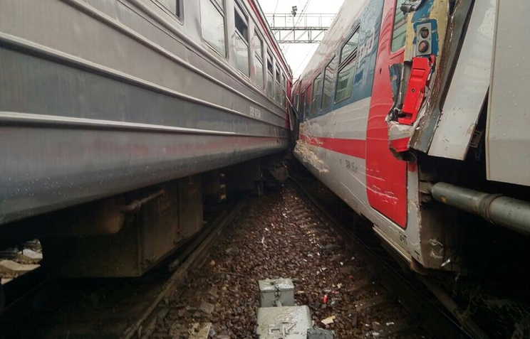 Причиной столкновения поезда с электричкой у Курского вокзала стал отказ стрелки