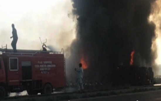 123 человека сгорели заживо при взрыве бензовоза в Пакистане