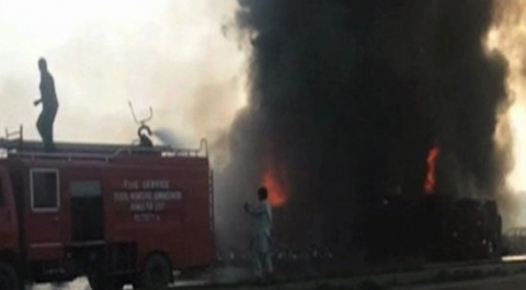 123 человека сгорели заживо при взрыве бензовоза в Пакистане