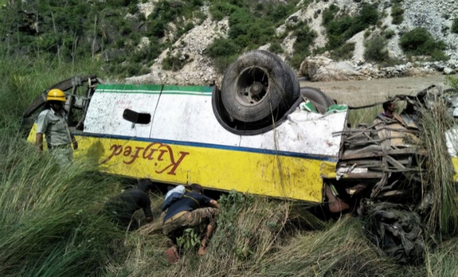 В Индии 30 человек погибли в результате падения автобуса в ущелье