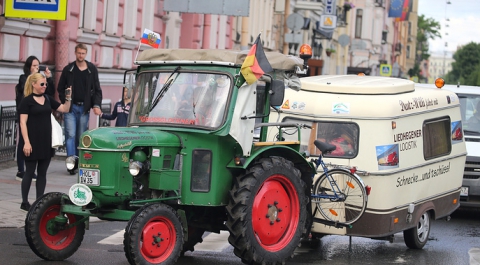 Немецкий пенсионер доехал до Санкт-Петербурга на раритетном тракторе