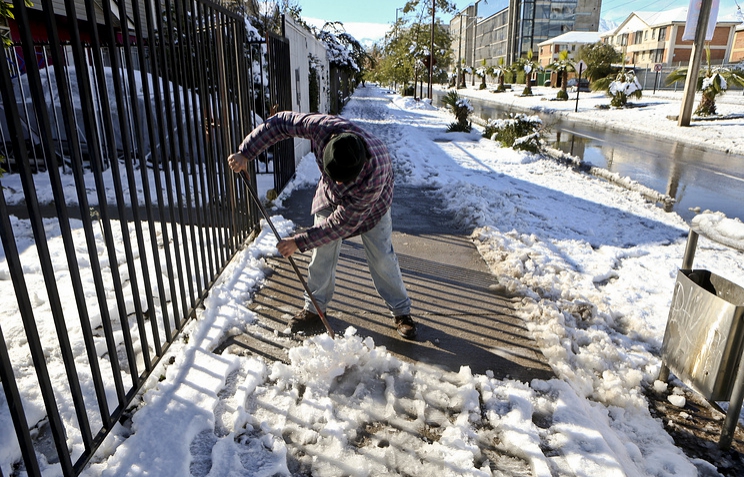 В Чили из-за снегопада без света остались более 200 тыс. потребителей