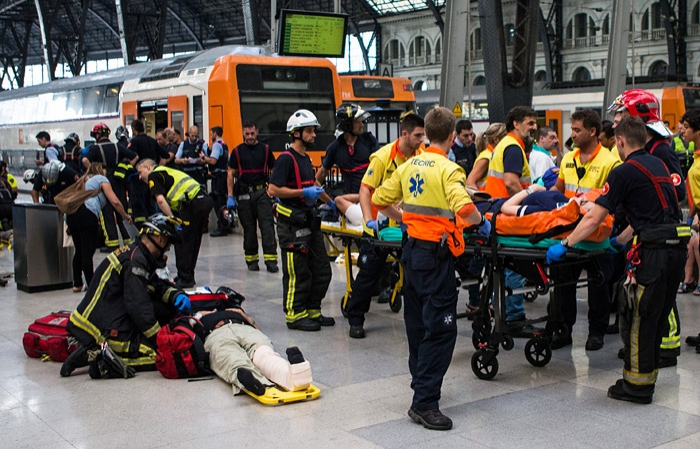 Почти 50 человек пострадали в результате аварии поезда в Барселоне