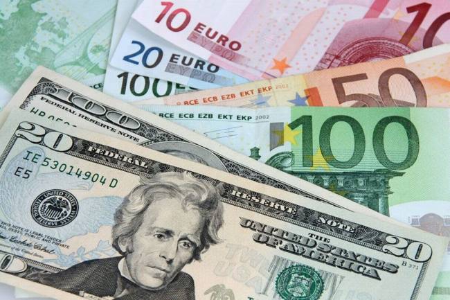 Узнай, стоит ли обменивать рубли на растущие доллары и евро