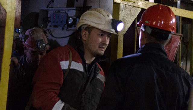 Спасатели нашли одного из шахтеров, заблокированных на шахте "Мир"