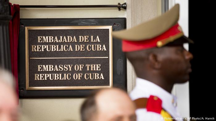 США выслали двух кубинских дипломатов в ответ на "акустическую атаку"