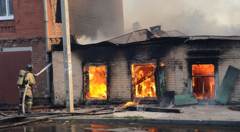 МЧС сообщило о первом погибшем в результате пожара в Ростове-на-Дону