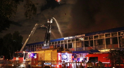 Пожарные потушили склад на севере Москвы