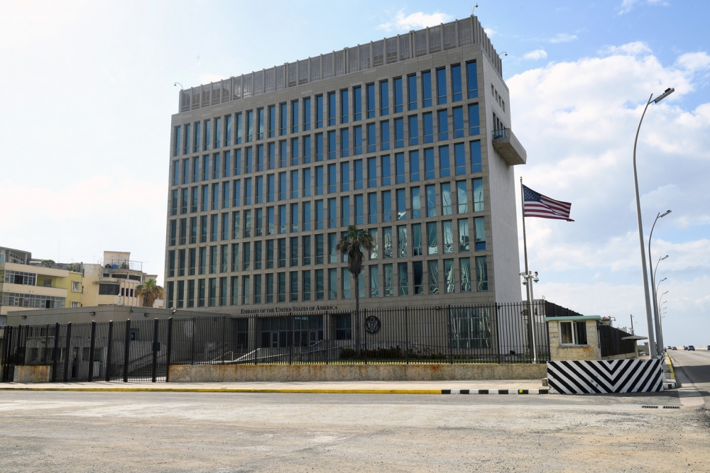 США намерены отозвать большую часть сотрудников дипмиссии с Кубы
