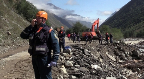 Более 500 человек ищут пропавших без вести после схода селя в Приэльбрусье
