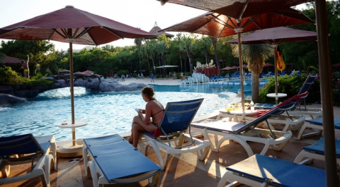 Российский турист утонул в бассейне отеля в Турции