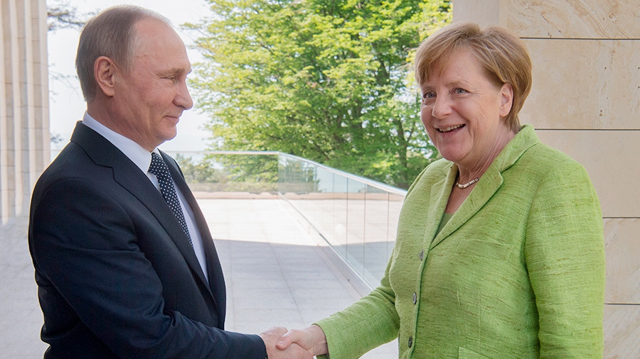 Путин поздравил Меркель с успехом на выборах в Германии