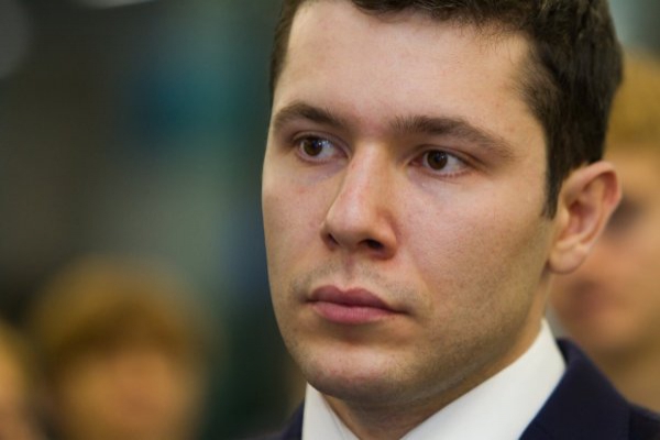 Алиханов предал цветы и вино журналистке, задавшей ему неудобный вопрос