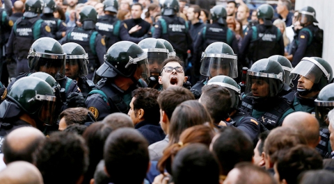 При столкновениях в Каталонии пострадали 11 полицейских