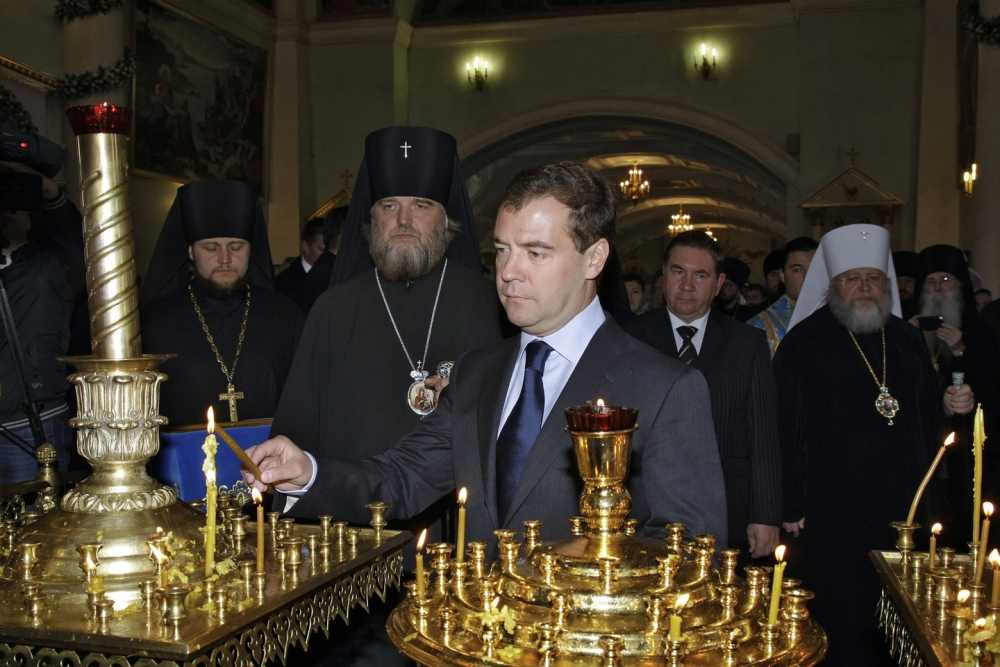 Медведев утвердил правила пользования кадилом