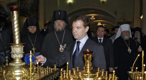 Медведев утвердил правила пользования кадилом