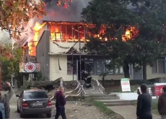 В Сочи загорелась пристройка к общежитию, людей эвакуировали