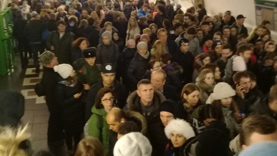 Станция метро "Площадь Восстания" не выдержала натиска "Черной пятницы"