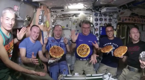 Космонавты приготовили пиццу в условиях невесомости на борту космической станции