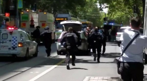 В Мельбурне у задержанного по делу о наезде на пешеходов нашли сумку с ножами
