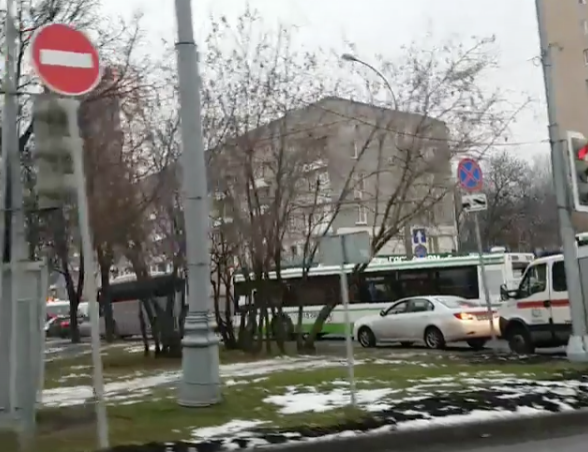 Два человека погибли в результате наезда автобуса на остановку в Москве