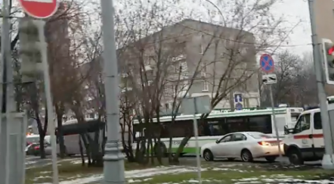 Два человека погибли в результате наезда автобуса на остановку в Москве
