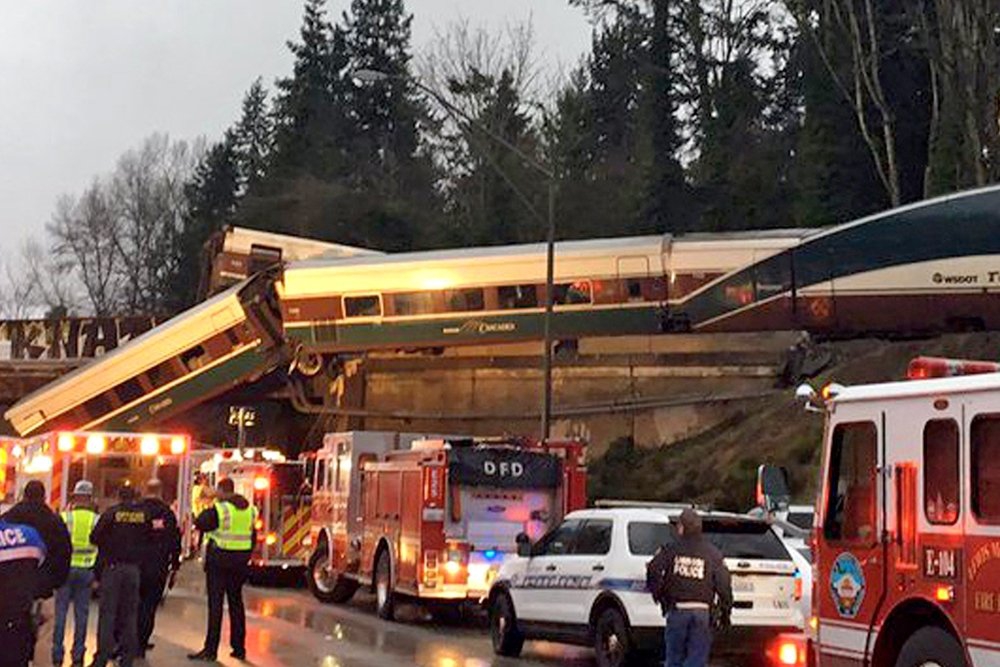 В результате крушения поезда в Вашингтоне госпитализированы 77 человек