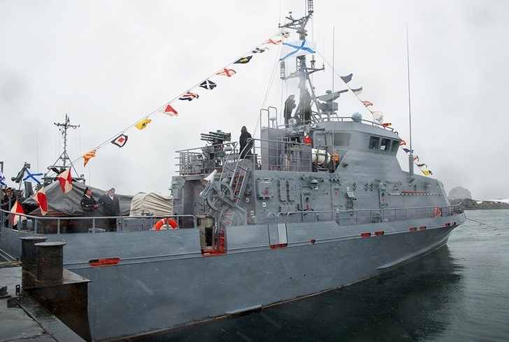 На противодиверсионном катере 21980 «Грачонок» Тихоокеанского флота поднят Андреевский флаг