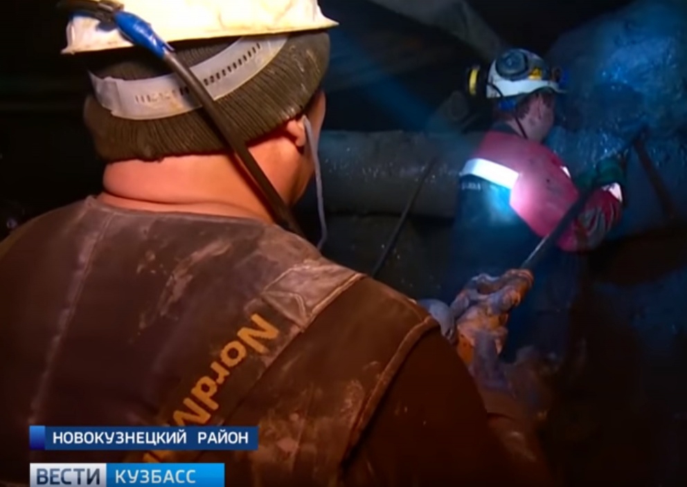 Горнякам, заблокированным в кузбасской шахте, передали еду, питье и одеяла