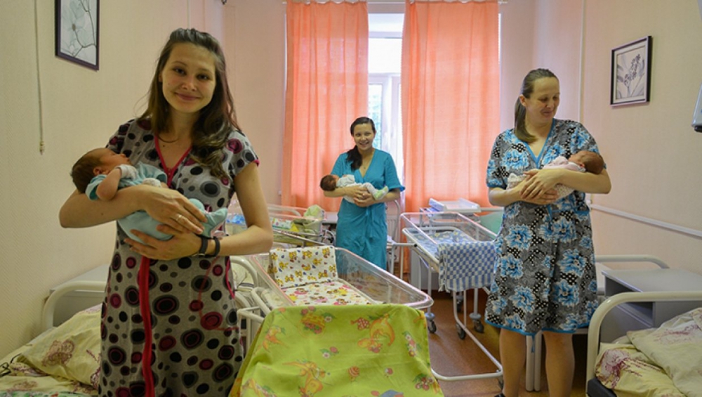 Программу материнского капитала в России продлили до 2021 года