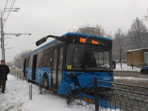 Автобус въехал в ограждение возле "Сходненской" из-за скользкой дороги