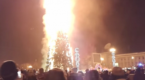 Власти Южно-Сахалинска пообещали установить новую елку вместо сгоревшей (видео)
