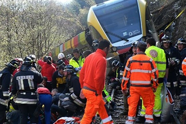 В Италии пассажирский поезд сошел с рельсов, есть погибшие